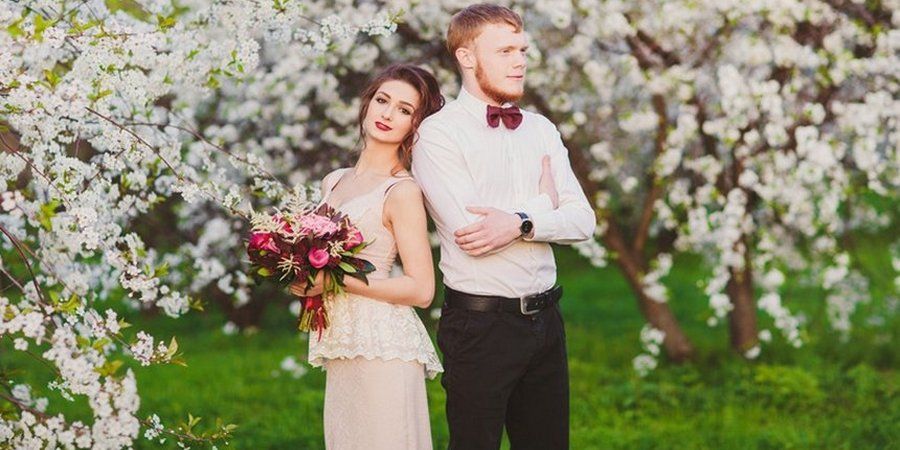 Уличный фотосет среди цветущих деревьев