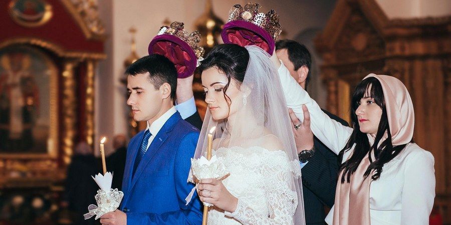 Дружки держат венцы над головами супругов