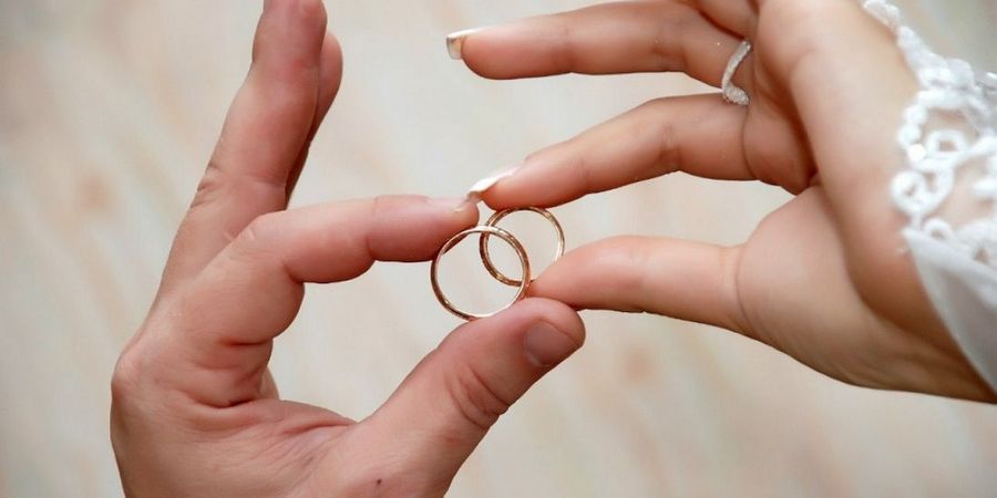 Важно знать где носят венчальный атрибут