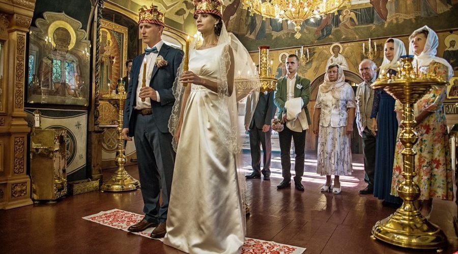 Рушник супругам стелют под ноги