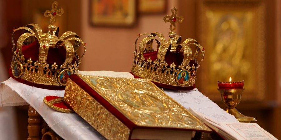 Венцы молодоженам дают в храме