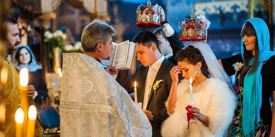 Во время обручения мужчина стоит справа