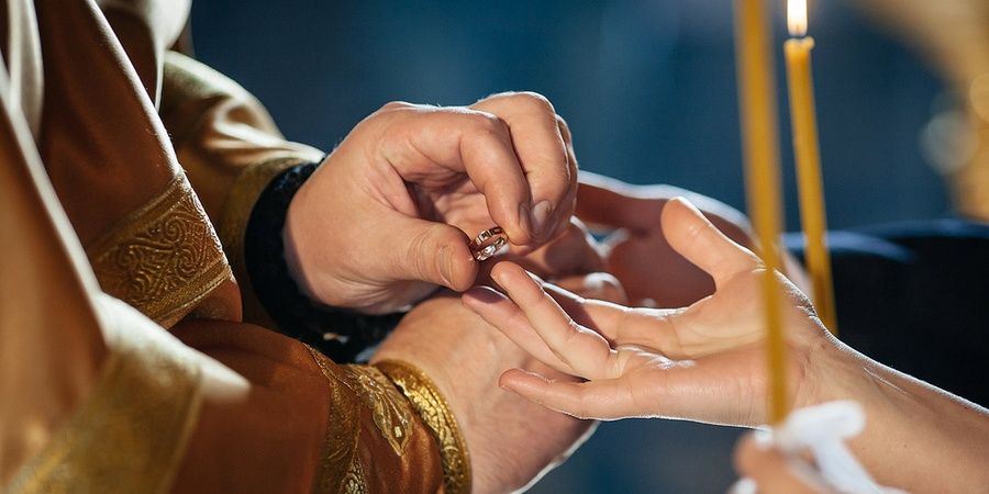 Обмен кольцами производит батюшка