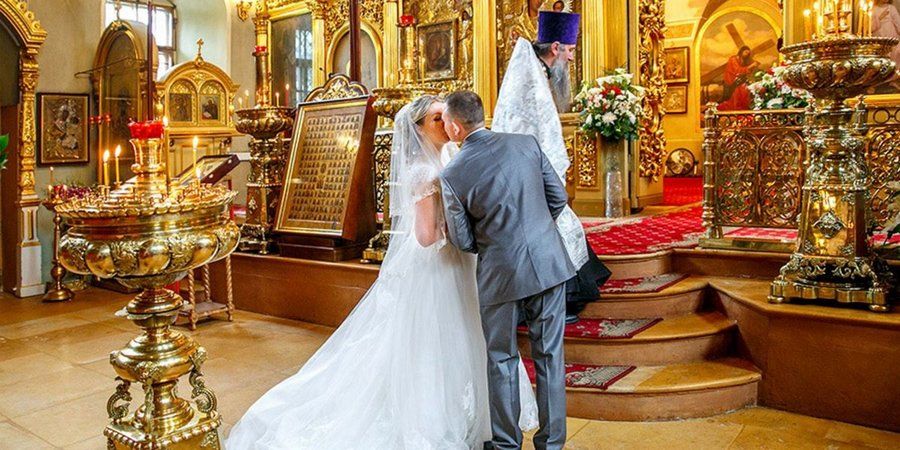 Новоиспеченные супруги закрепляют поцелуем венчальный брак