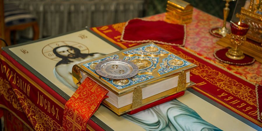 Освещенные символы любви лежат на престоле