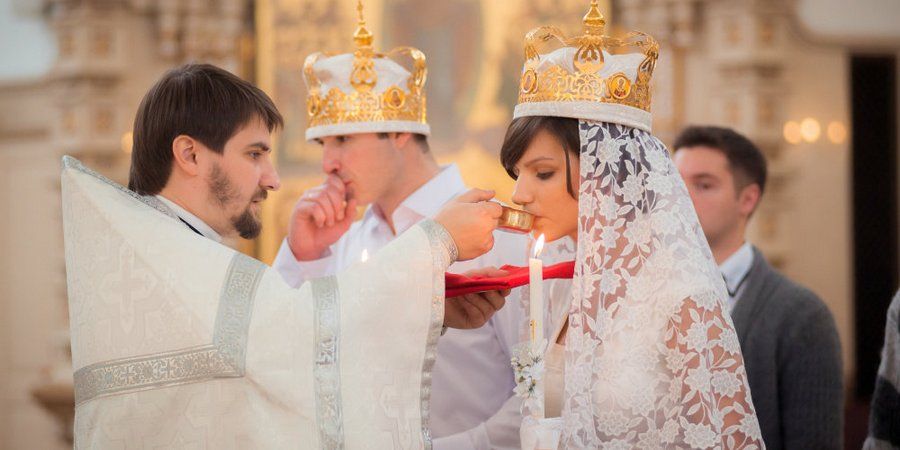 Молодожены пьют вино из одной чаши