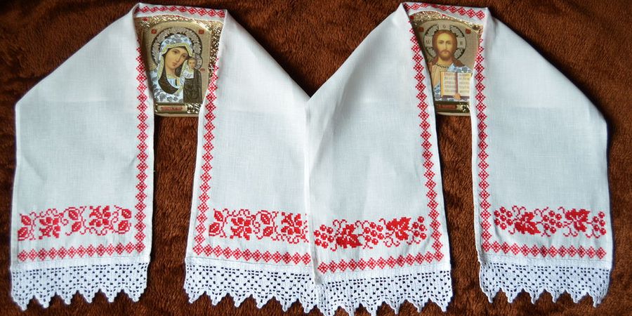 Рушник молодым стелют под ноги