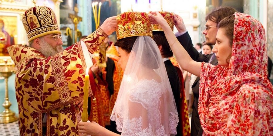 Венцы у молодых отличаются изображениями святых