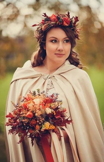 Невеста с осенним свадебным букетом