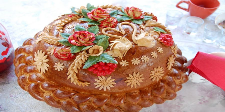 Одна из традиций кусать каравай