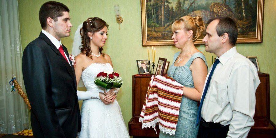Родители благословляют молодых перед свадьбой