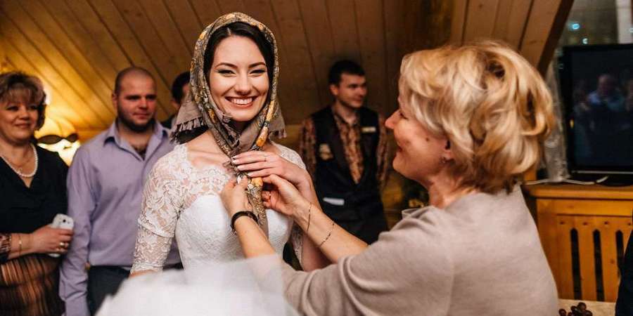 Свекровь снимает фату с новой родственницы