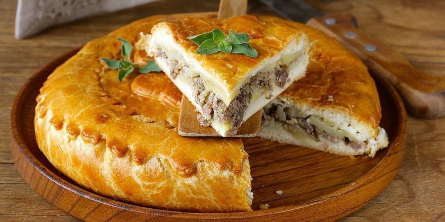 По традиции пекли пирог из мяса
