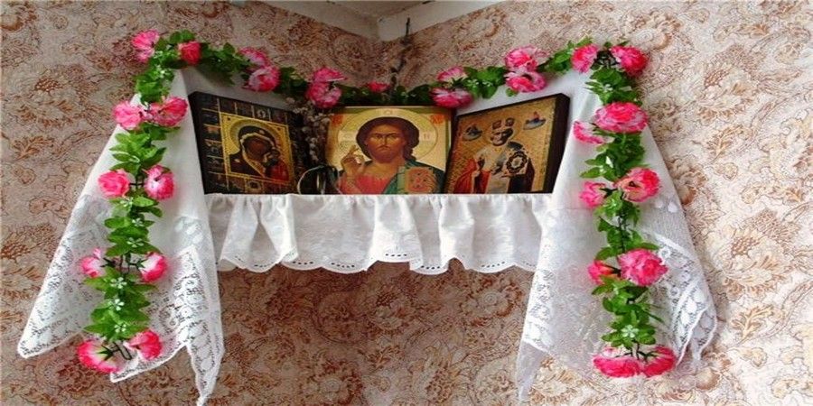 По прошествии обряда венчальную пару ставят в красный угол 