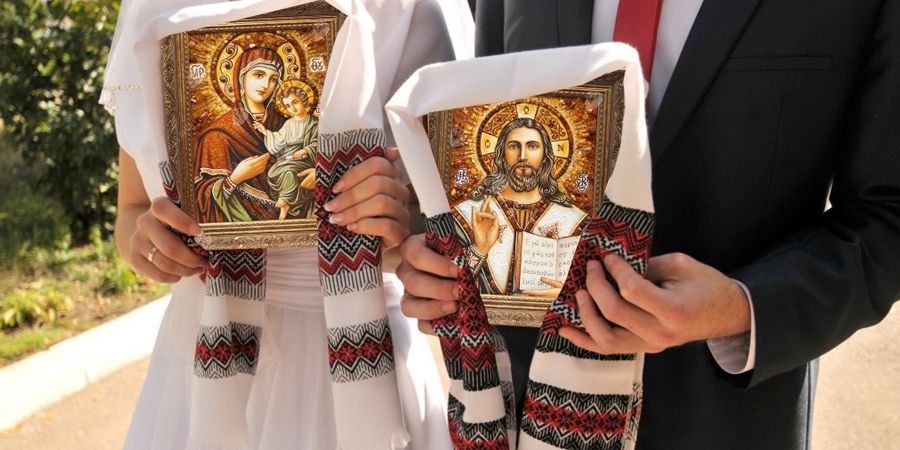 Венчальной парой благословляют жениха и невесту