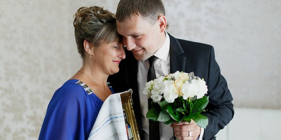 Свадебное фото жениха с матерью
