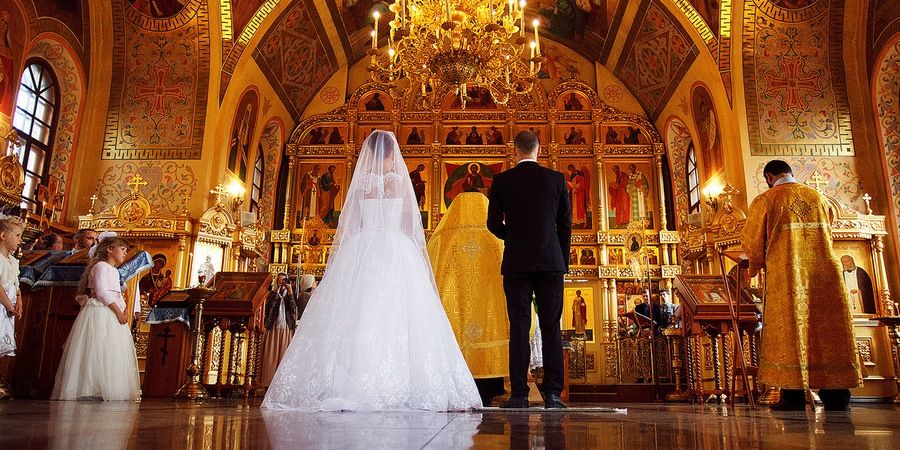 Религиозные люди хотят обвенчаться в день росписи