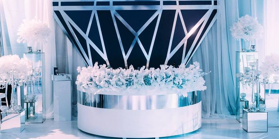 Декорируйте банкетную зону геометрическими фигурами